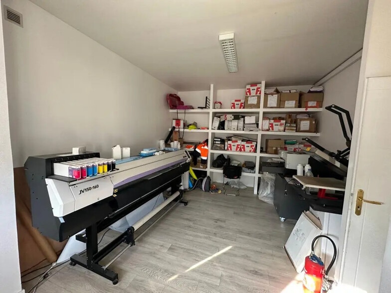 Local d'activités dans Puget-sur-Argens à vendre - Photo de l’immeuble – Image 2 sur 5