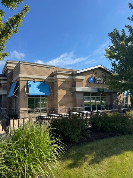 1275B Capitol Dr, Pewaukee, WI à louer - Photo de l’immeuble – Image 3 sur 5