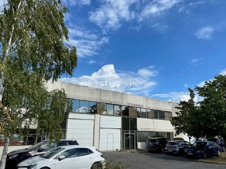 Local d’activités dans Poissy à louer - Photo de l’immeuble – Image 1 sur 7