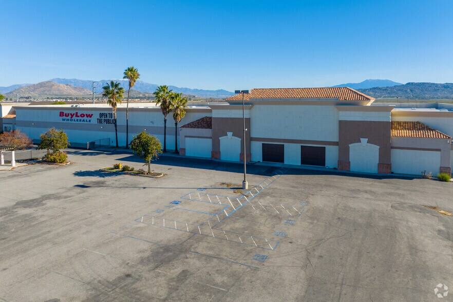 681 E San Jacinto Ave, Perris, CA à louer - Photo principale – Image 1 sur 8