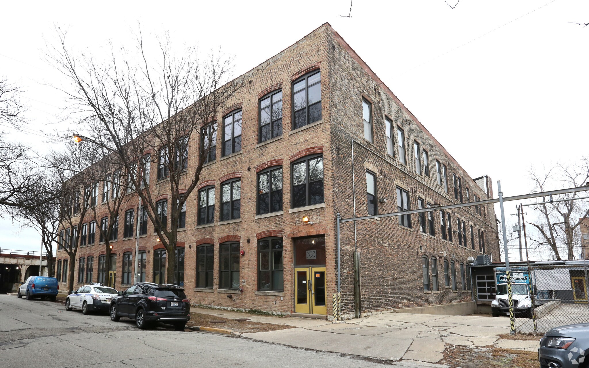 333 N Oakley Blvd, Chicago, IL à louer Photo principale– Image 1 sur 9