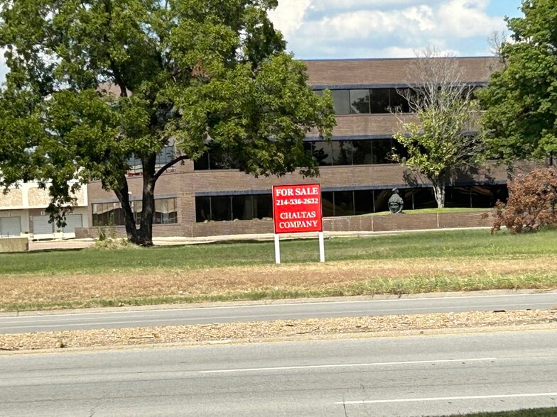 2345 W Northwest Hwy, Dallas, TX à vendre - Photo de l’immeuble – Image 2 sur 11