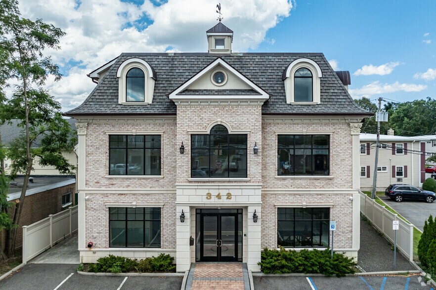 342 Post Ave, Westbury, NY à louer - Photo de l’immeuble – Image 3 sur 10