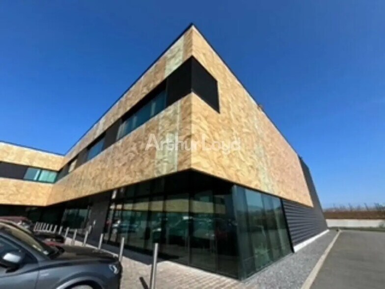 Local d’activités dans Reims à louer - Photo de l’immeuble – Image 1 sur 6