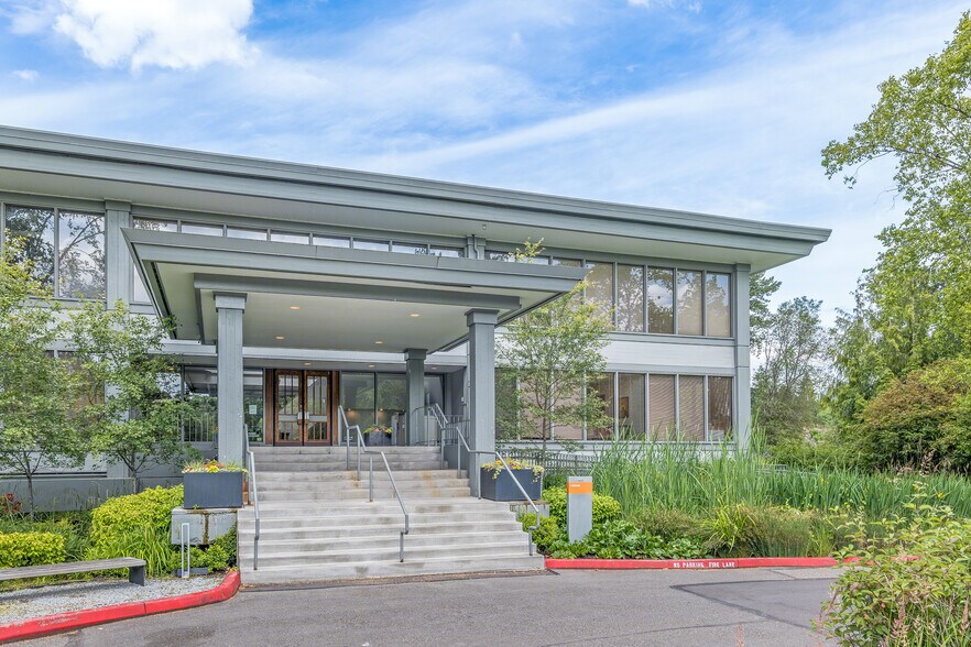 1400 112th Ave SE, Bellevue, WA à louer - Photo de l’immeuble – Image 2 sur 2