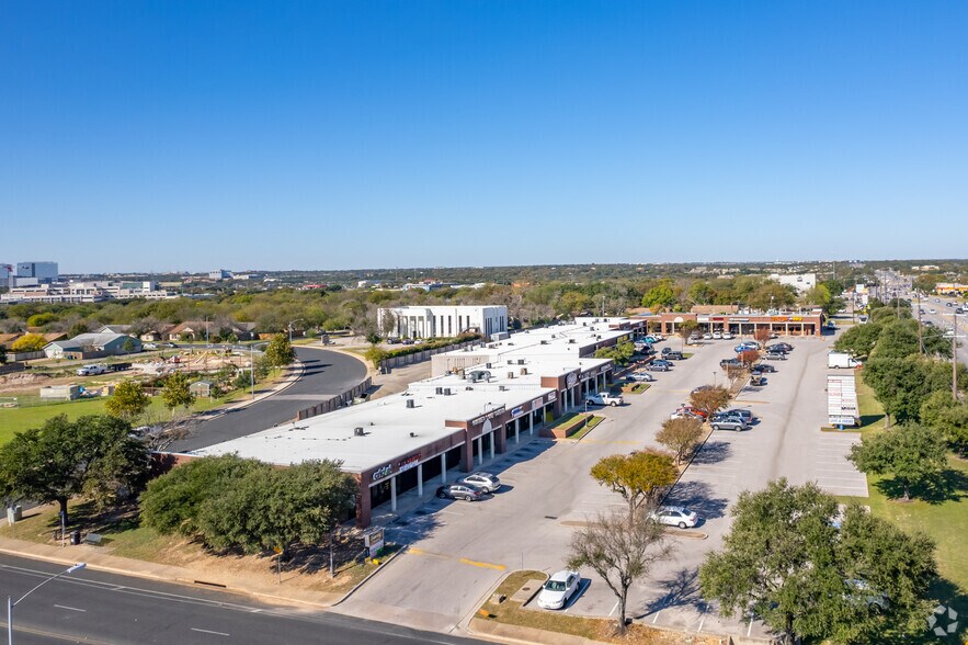 2121 Parmer Ln, Austin, TX à louer - Photo de l’immeuble – Image 3 sur 4