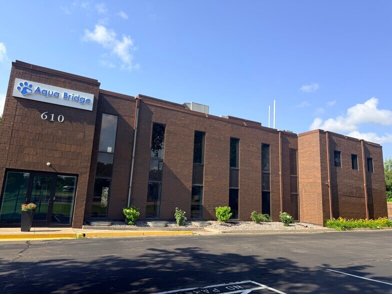 610 N Ottawa Ave, Golden Valley, MN à louer - Photo de l’immeuble – Image 1 sur 11