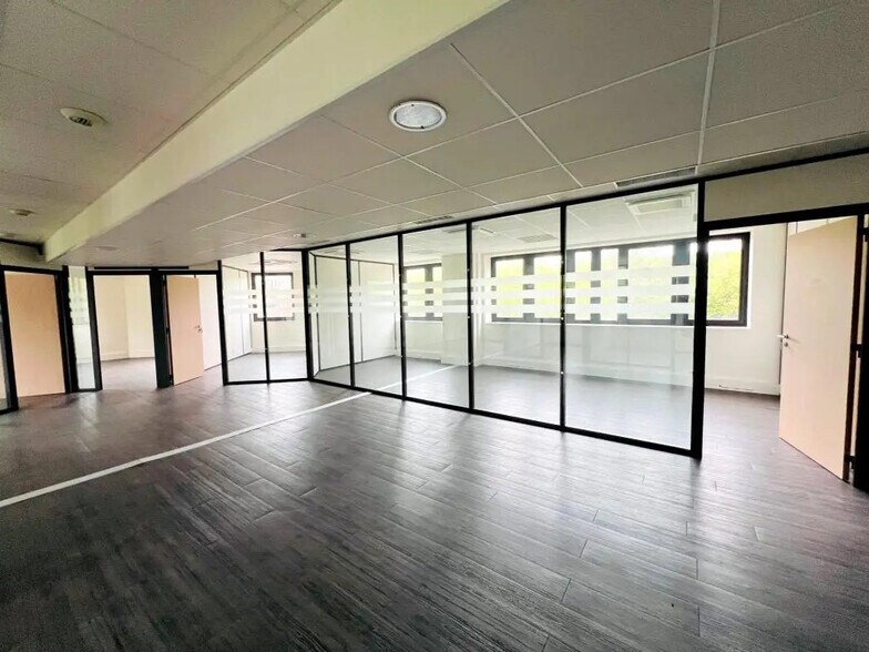 Bureau dans Montigny-le-Bretonneux à louer - Photo de l’immeuble – Image 3 sur 32
