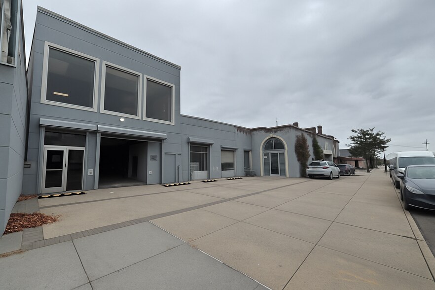 12419 Metropolitan Ave, Kew Gardens, NY à louer - Photo de l’immeuble – Image 1 sur 2