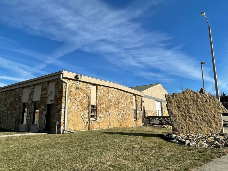 19605 E 40 Hwy, Independence, MO à vendre - Photo de l’immeuble – Image 2 sur 51