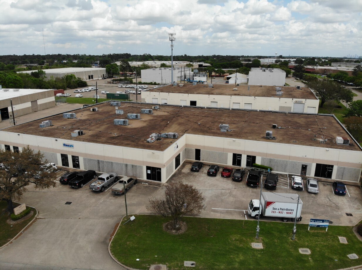 10050 W Gulf Bank Rd, Houston, TX à louer Photo de l’immeuble– Image 1 sur 5