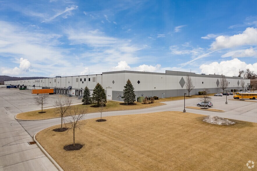600 Industrial Dr, Lewisberry, PA à louer - Photo de l’immeuble – Image 2 sur 4