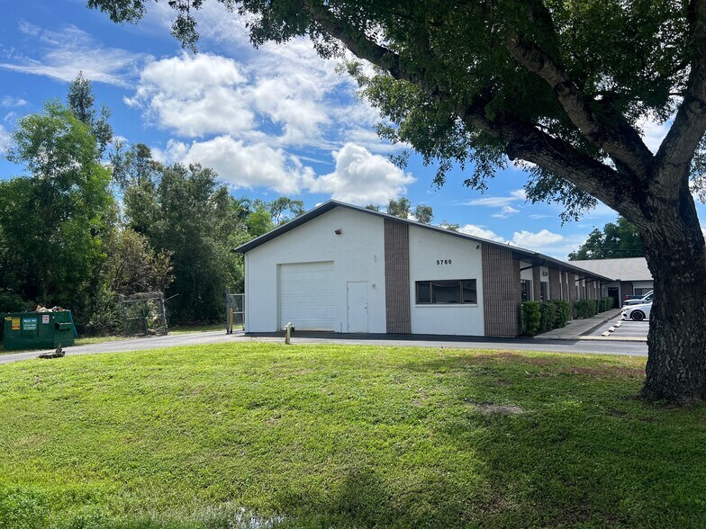5780 Youngquist Rd, Fort Myers, FL à louer - Photo de l’immeuble – Image 3 sur 6