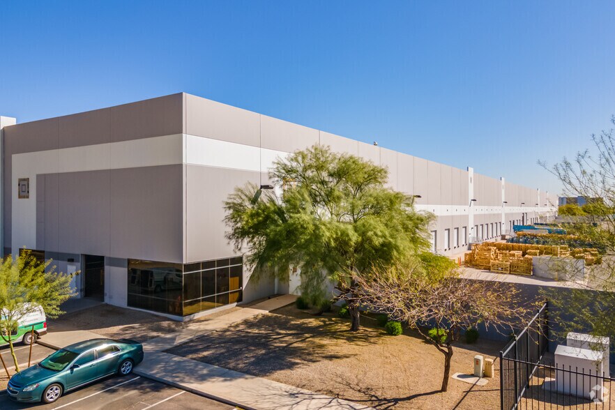 7375 W Buckeye Rd, Phoenix, AZ à louer - Photo de l’immeuble – Image 3 sur 11