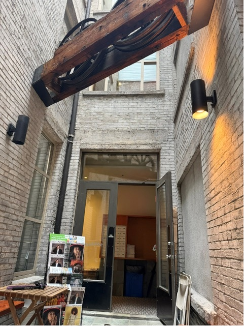 319 Pender St W, Vancouver, BC à louer Photo de l’immeuble– Image 1 sur 11