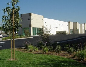 2000-2032 Camfield Ave, Commerce, CA à louer Photo de l’immeuble– Image 1 sur 10