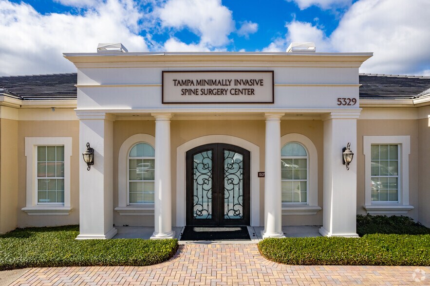 5329 Primrose Lake Cir, Tampa, FL à louer - Photo de l’immeuble – Image 3 sur 6