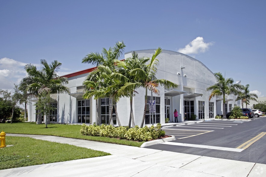 1701 NW 112th Ave, Miami, FL à louer - Photo de l’immeuble – Image 3 sur 10