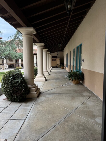 5256 S Mission Rd, Bonsall, CA à louer - Photo de l’immeuble – Image 2 sur 14