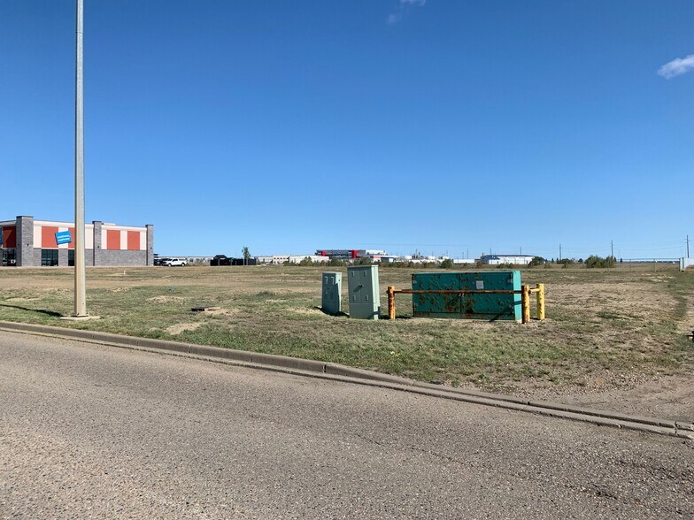 2950 Box Springs Blvd NW, Medicine Hat, AB à vendre - Photo de l’immeuble – Image 2 sur 5