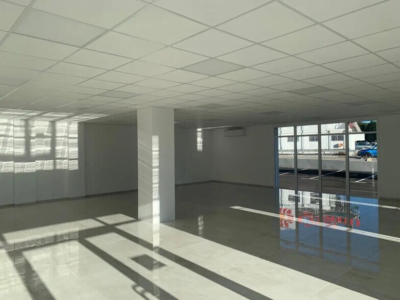 Local commercial dans Solliès-Pont à louer - Photo de l’immeuble – Image 1 sur 5