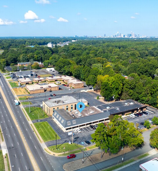 4949 Albemarle Rd, Charlotte, NC à louer - Photo de l’immeuble – Image 2 sur 3