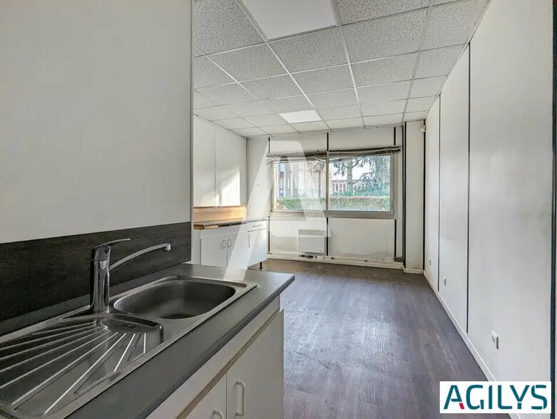 Local d’activités dans Les Ulis à louer - Photo intérieure – Image 3 sur 9