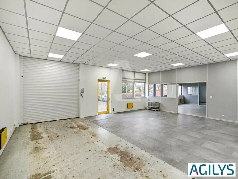 Local d’activités dans Les Ulis à louer - Photo de l’immeuble – Image 2 sur 13