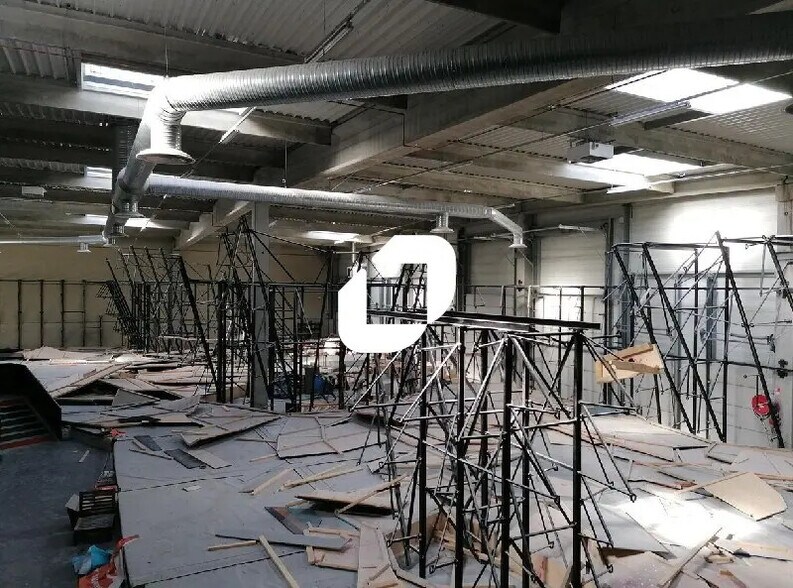 Local d’activités dans Saint-Priest à louer - Photo de l’immeuble – Image 2 sur 10