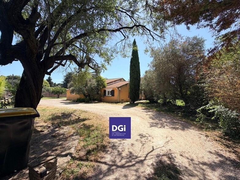 Local d'activités dans Marguerittes à vendre - Photo de l’immeuble – Image 3 sur 3