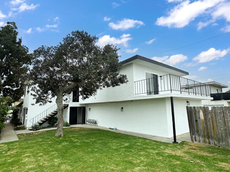 17412 Dairyview Cir, Huntington Beach, CA à vendre - Photo de l’immeuble – Image 3 sur 10