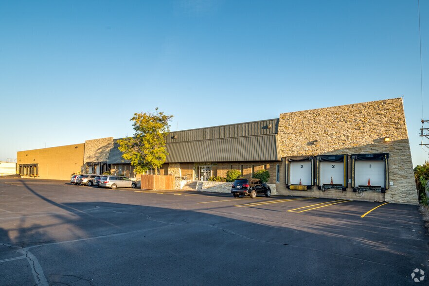 130-150 W Edgerton Ave, Milwaukee, WI à louer - Photo de l’immeuble – Image 2 sur 10