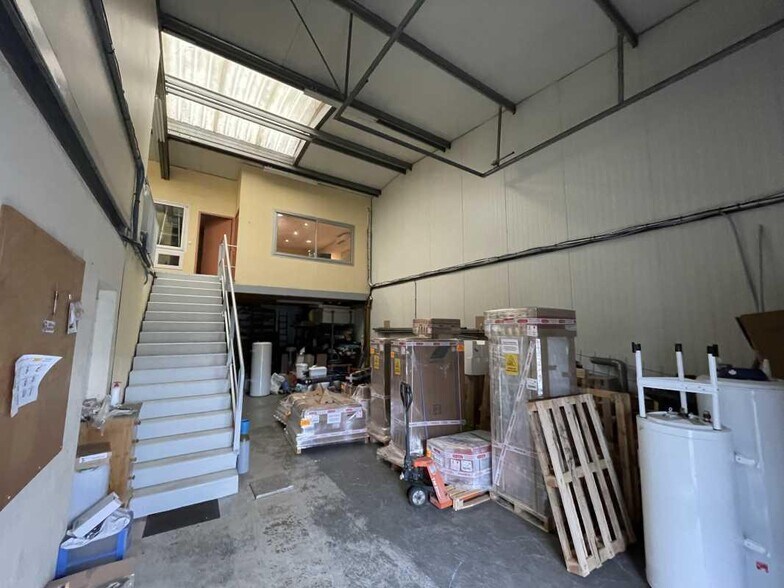 Local d’activités dans Saint-Jacques-sur-Darnétal à louer - Photo de l’immeuble – Image 3 sur 8