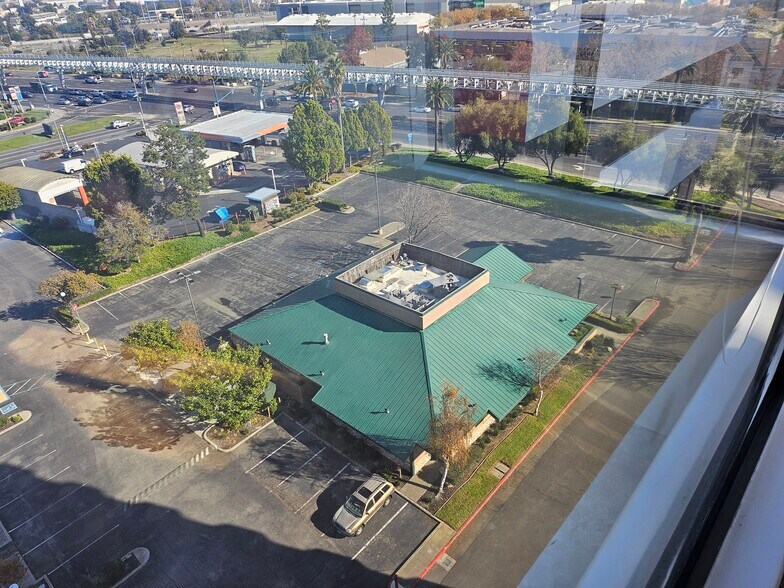 405 Hegenberger Rd, Oakland, CA à louer - Photo de l’immeuble – Image 2 sur 5