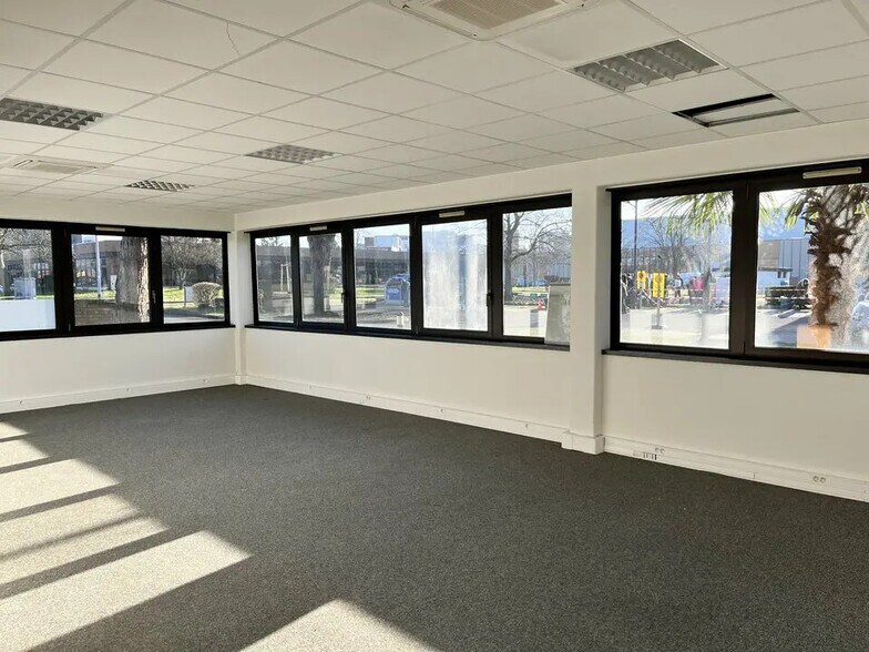 Bureau dans Hoenheim à louer - Photo de l’immeuble – Image 3 sur 8