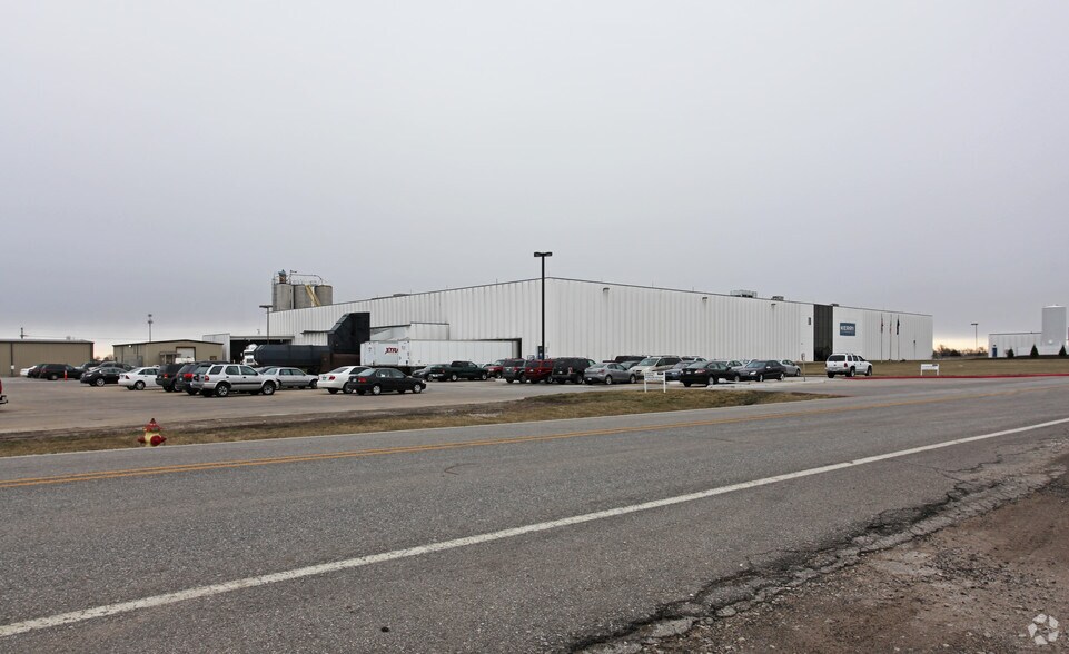 400 Prairie Village Dr, New Century, KS à louer - Photo de l’immeuble – Image 3 sur 5