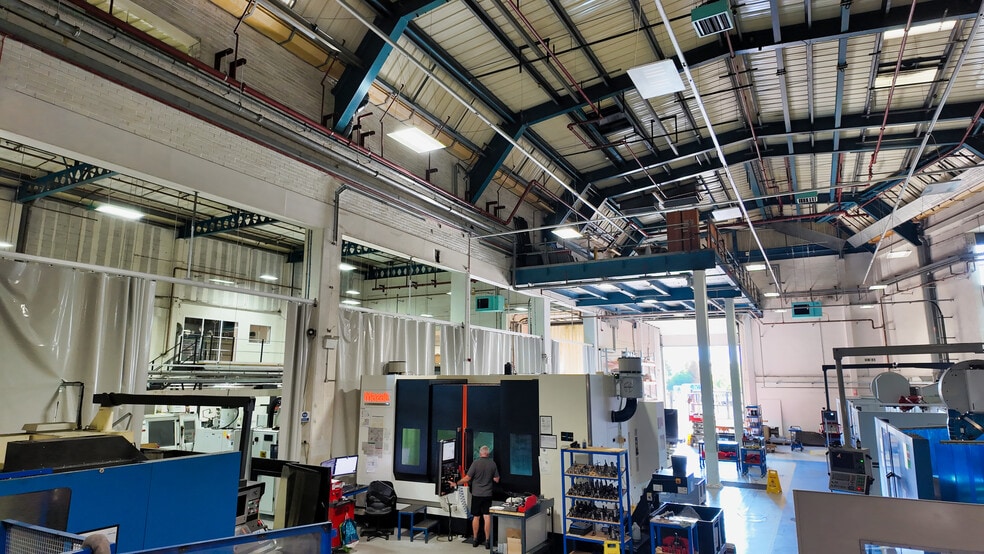 Units F & H Staverton Technology Park portefeuille de 2 biens à vendre sur LoopNet.fr - Photo intérieure – Image 3 sur 7