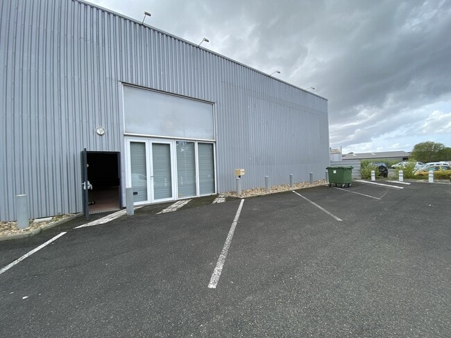 Plus de détails pour 23 Za Du Grand Chemin, Yvrac - Local d'activités à louer