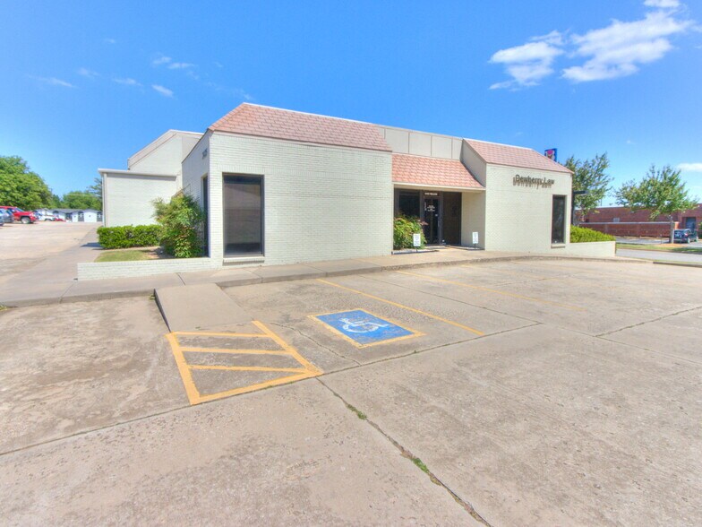 2425 Wilcox Dr, Norman, OK à vendre - Photo de l’immeuble – Image 1 sur 48