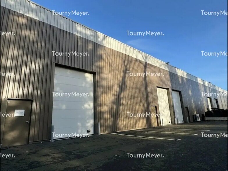 Local d’activités dans La Mézière à louer - Photo de l’immeuble – Image 2 sur 6