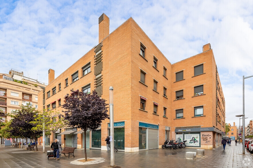 Immeuble residentiel dans L'Hospitalet de Llobregat, Barcelona à vendre - Photo principale – Image 1 sur 2