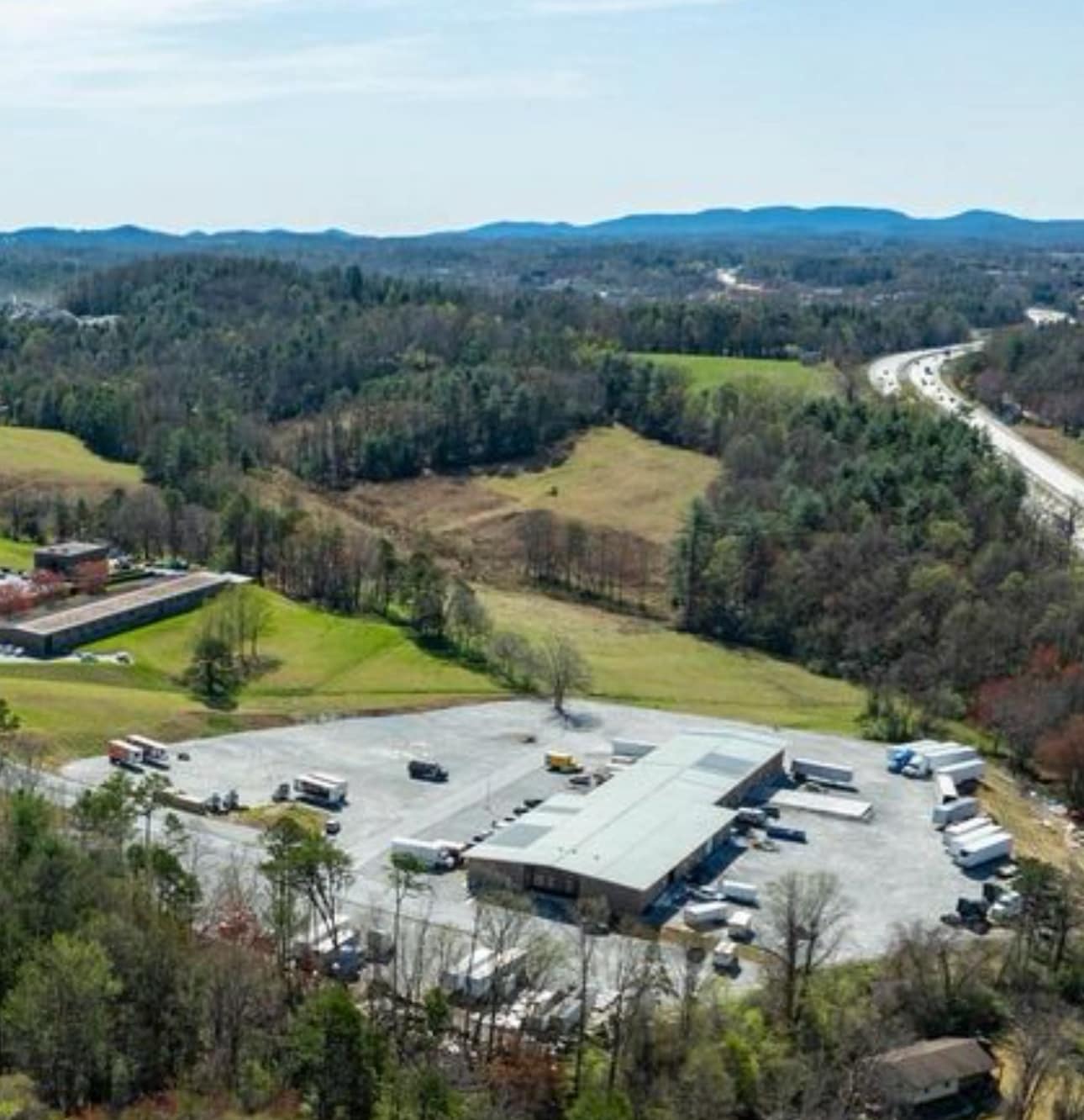 219 Commercial Hill Dr, Hendersonville, NC à louer Photo de l’immeuble– Image 1 sur 1
