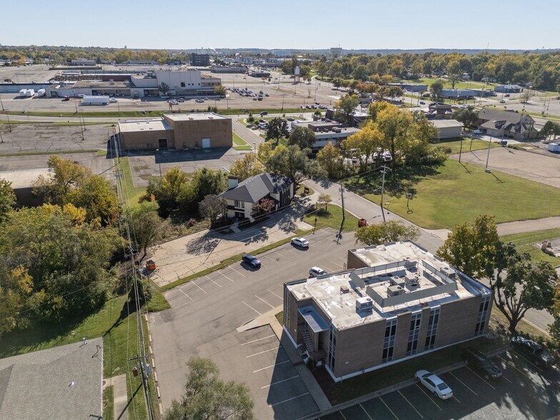 3320 Sw Harrison St, Topeka, KS à vendre - Photo de l’immeuble – Image 2 sur 38