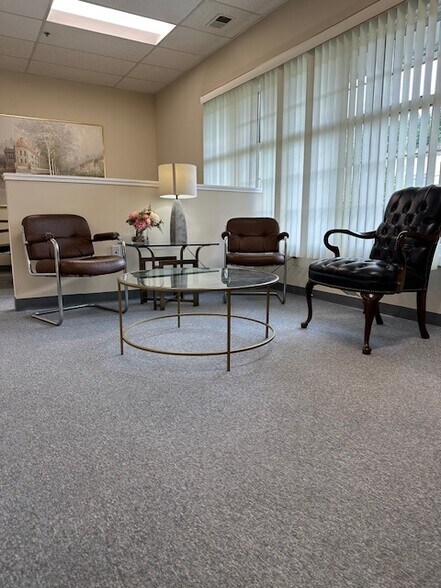 75 Berlin Rd, Cromwell, CT à louer - Hall d’entrée – Image 3 sur 5