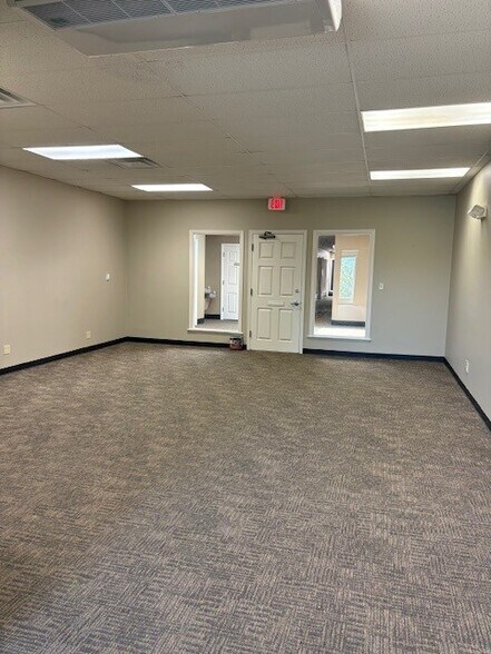 15301 W 87th Street Pky, Lenexa, KS à louer - Photo de l’immeuble – Image 2 sur 7