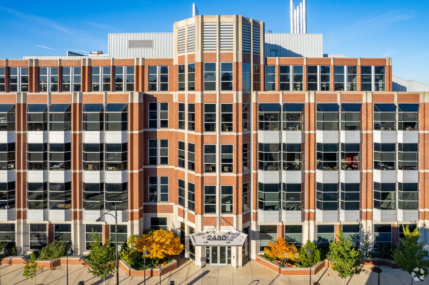 2430 N Halsted St, Chicago, IL à louer - Photo de l’immeuble – Image 3 sur 9