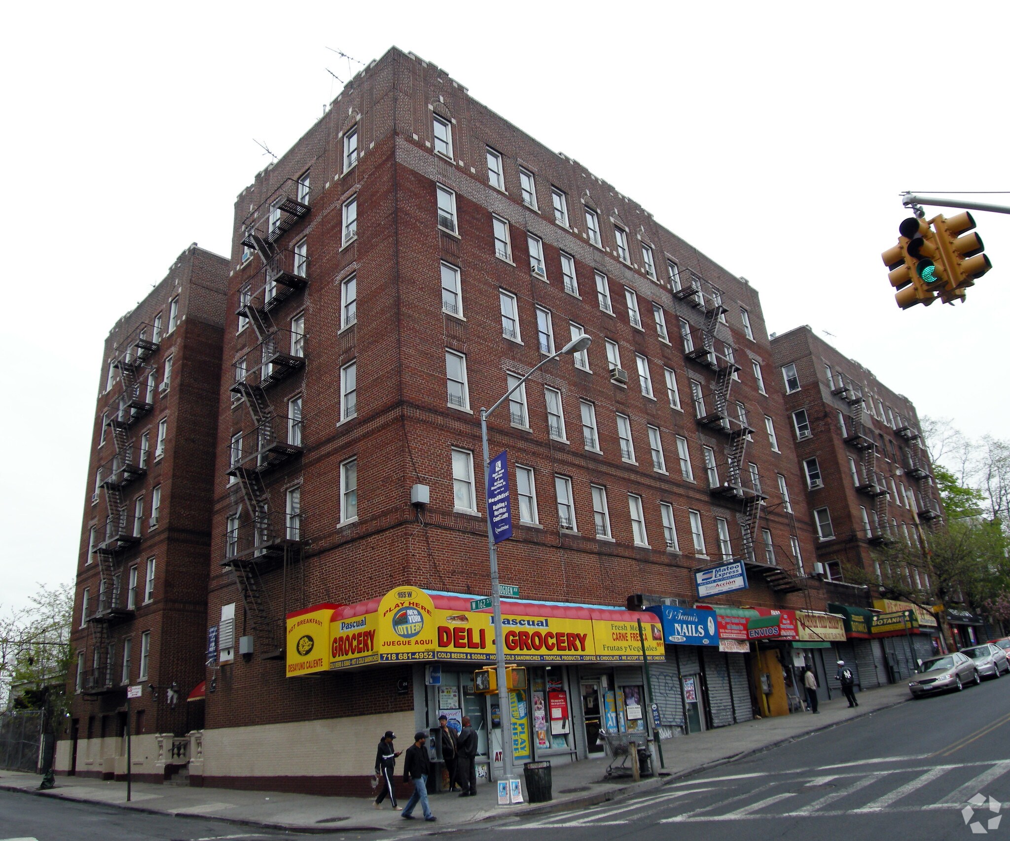 969 Ogden Ave, Bronx, NY à louer Photo principale– Image 1 sur 6