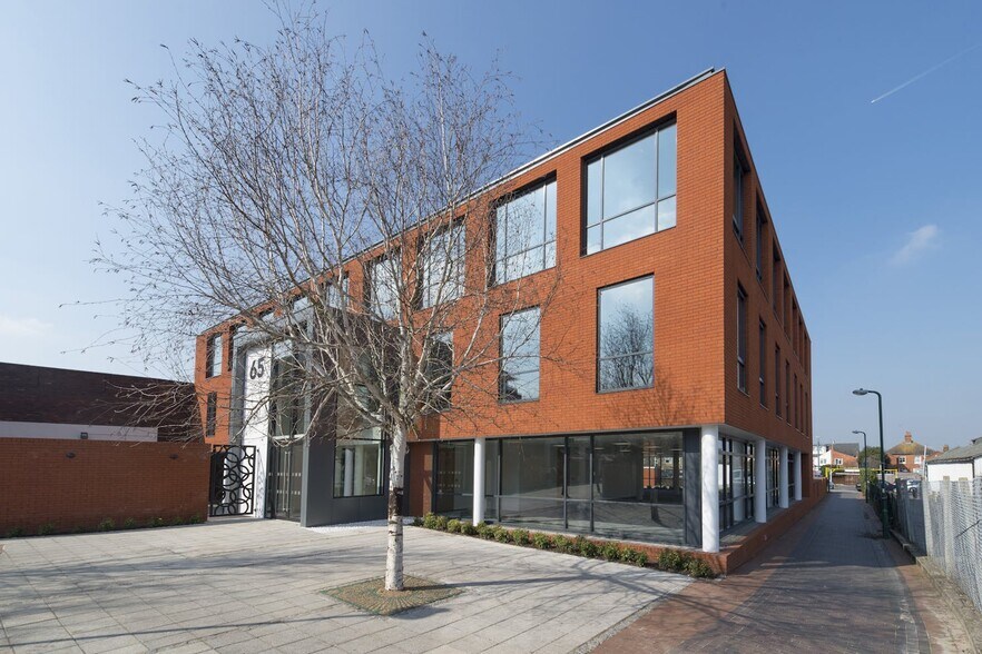 65 High St, Egham à louer - Photo de l’immeuble – Image 3 sur 19