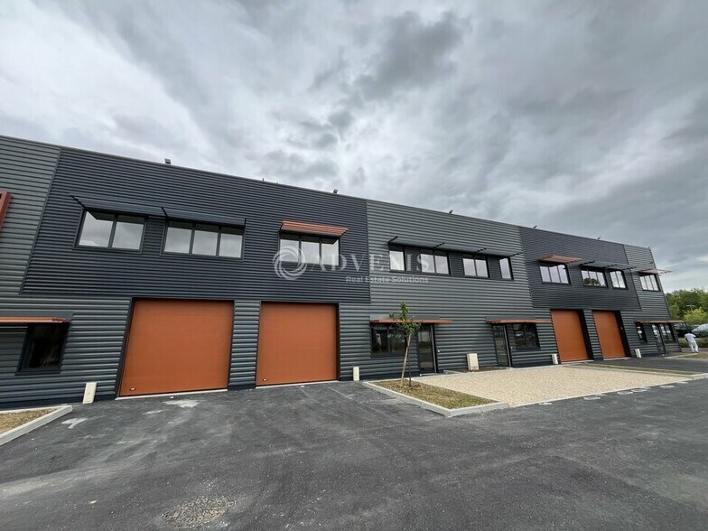 Local d'activités dans Buc à vendre - Photo de l’immeuble – Image 2 sur 11