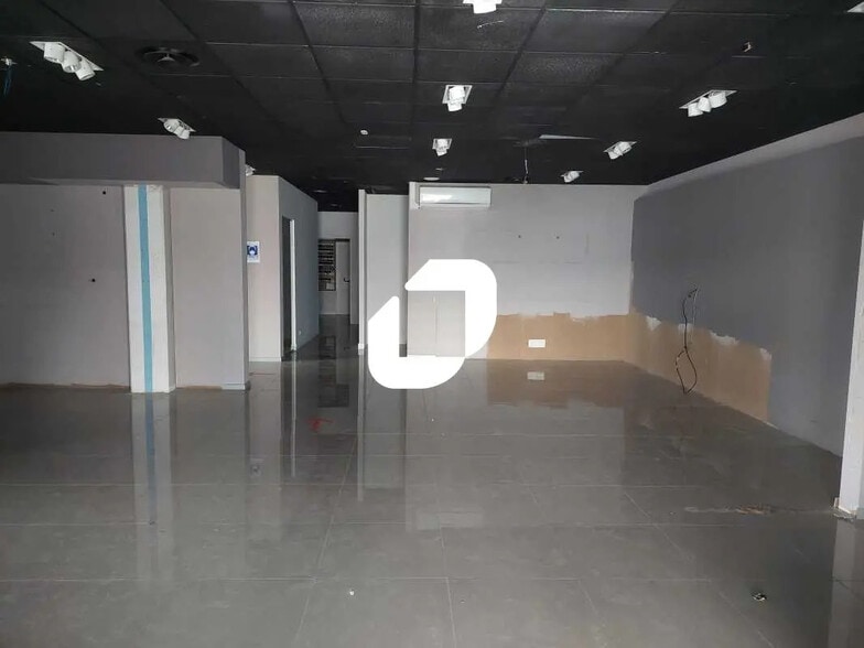 Local commercial dans Coignières à louer - Photo de l’immeuble – Image 1 sur 3